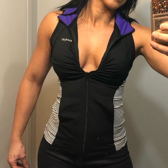 bebe Tops - NWT Bebe workout top w/removable sleeves &pockets!